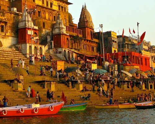 Ahilya_Ghat_by_the_Ganges,_Varanasi (1)